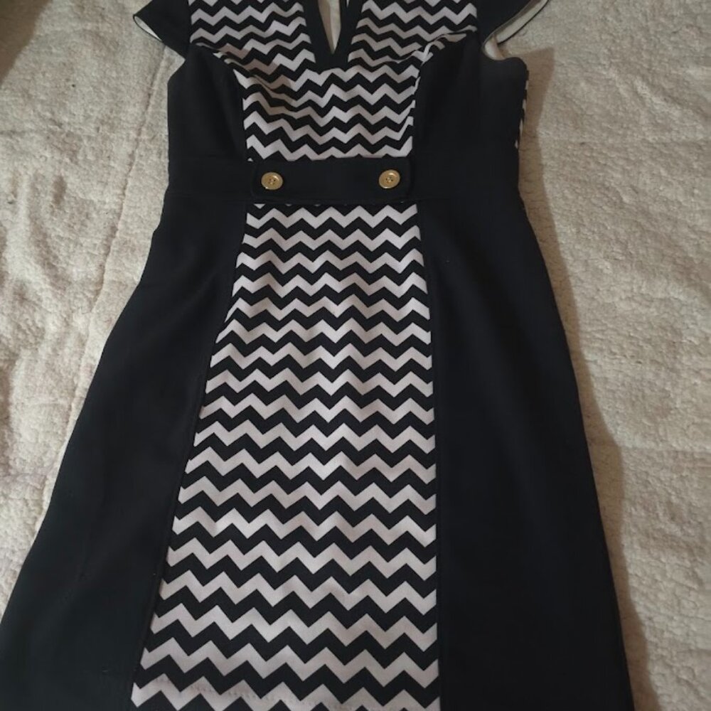 Black & White Chevron Print Dress with V-Neck and Decorative Waist Buttons – Siz